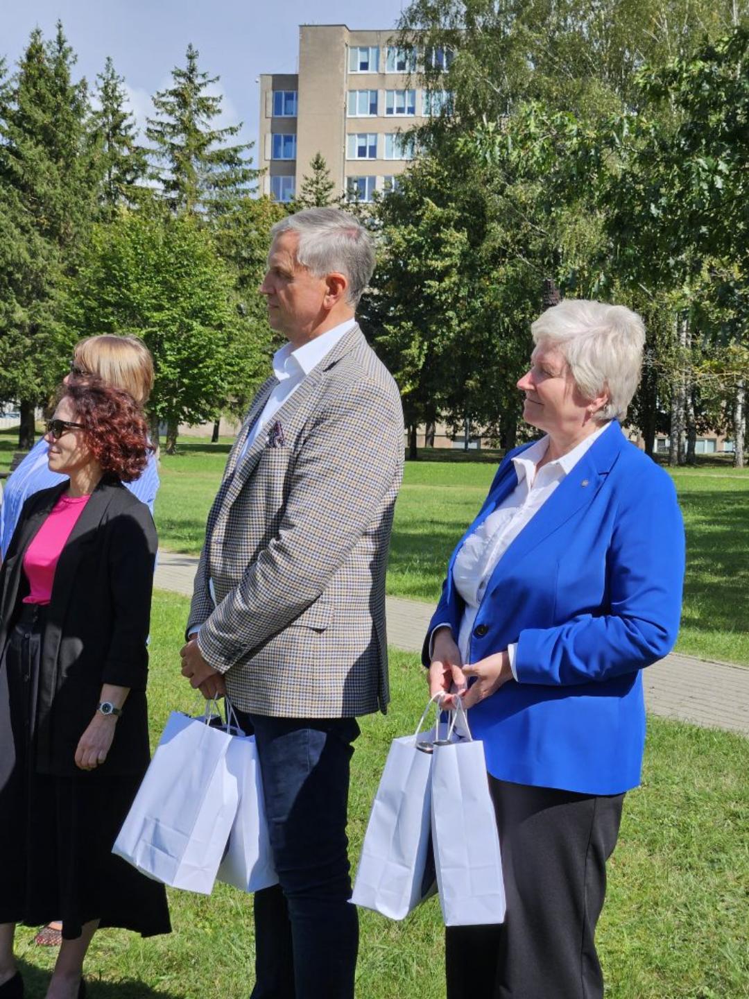 Rokiškio parką papuošė meninės drožybos kūriniai miesto garbei